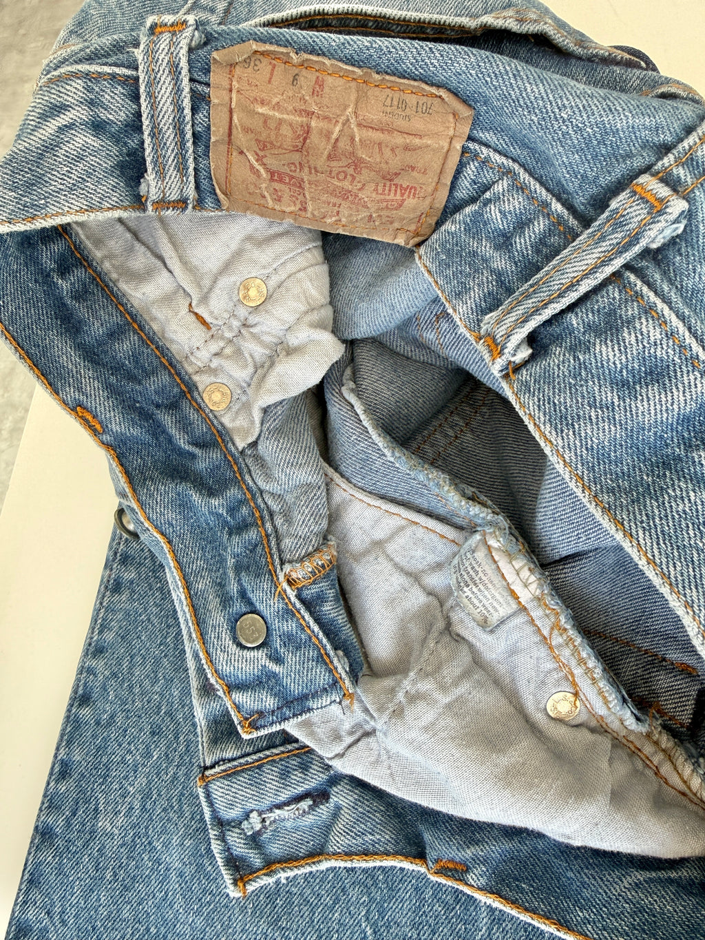 W25 L33 vintage Levis 701 25” measured waist medium blue faded  80s 701s made in USA