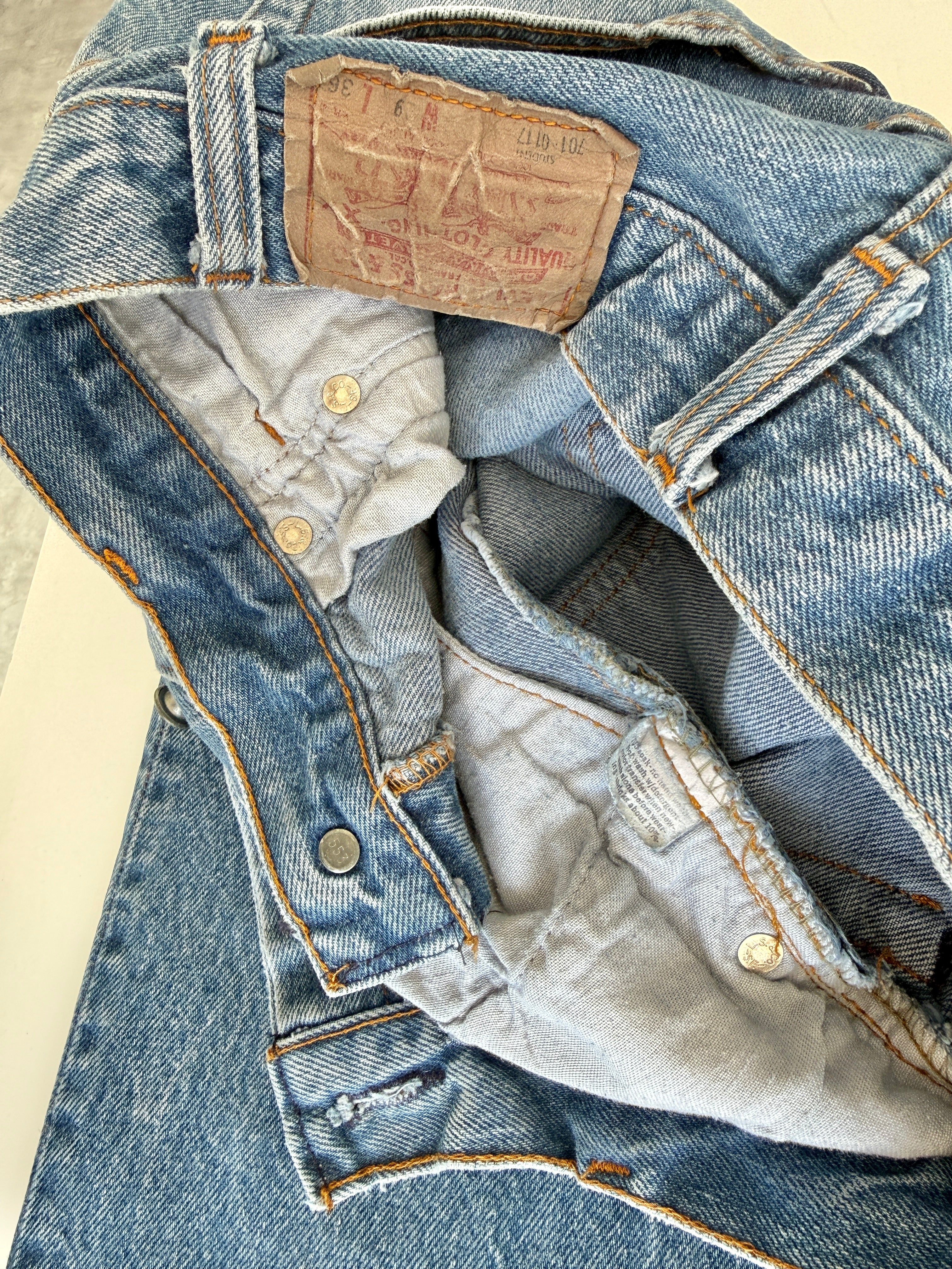 W25 L33 vintage Levis 701 25” measured waist medium blue faded  80s 701s made in USA