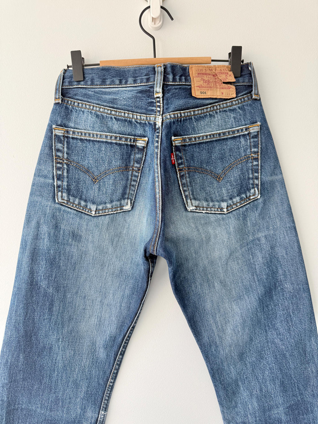 W26 L32 Levis 501 vintage 25-26” measured waist dark blue whiskers faded made in y2k