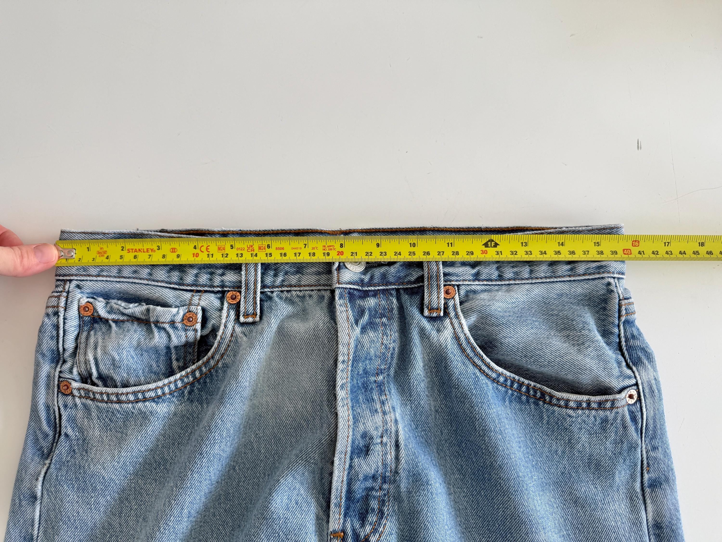 W31 L31 vintage Levis 501 30-31” measured waist medium blue denim made in Y2K