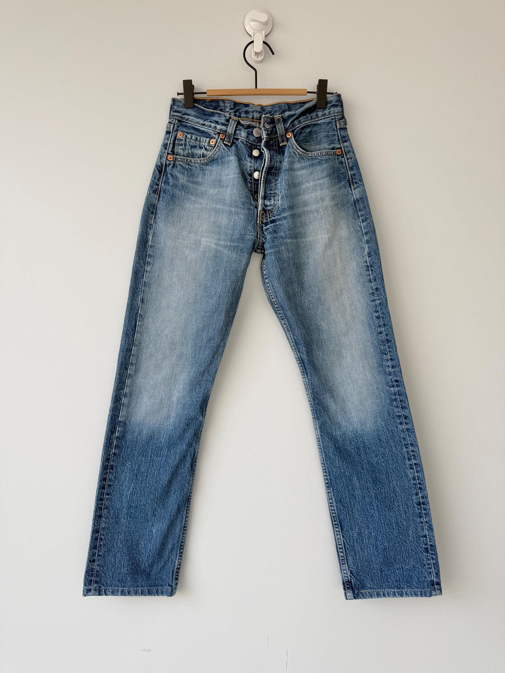 W25 L28 Levis 501 vintage 25” measured waist medium faded blue whiskers made in y2k