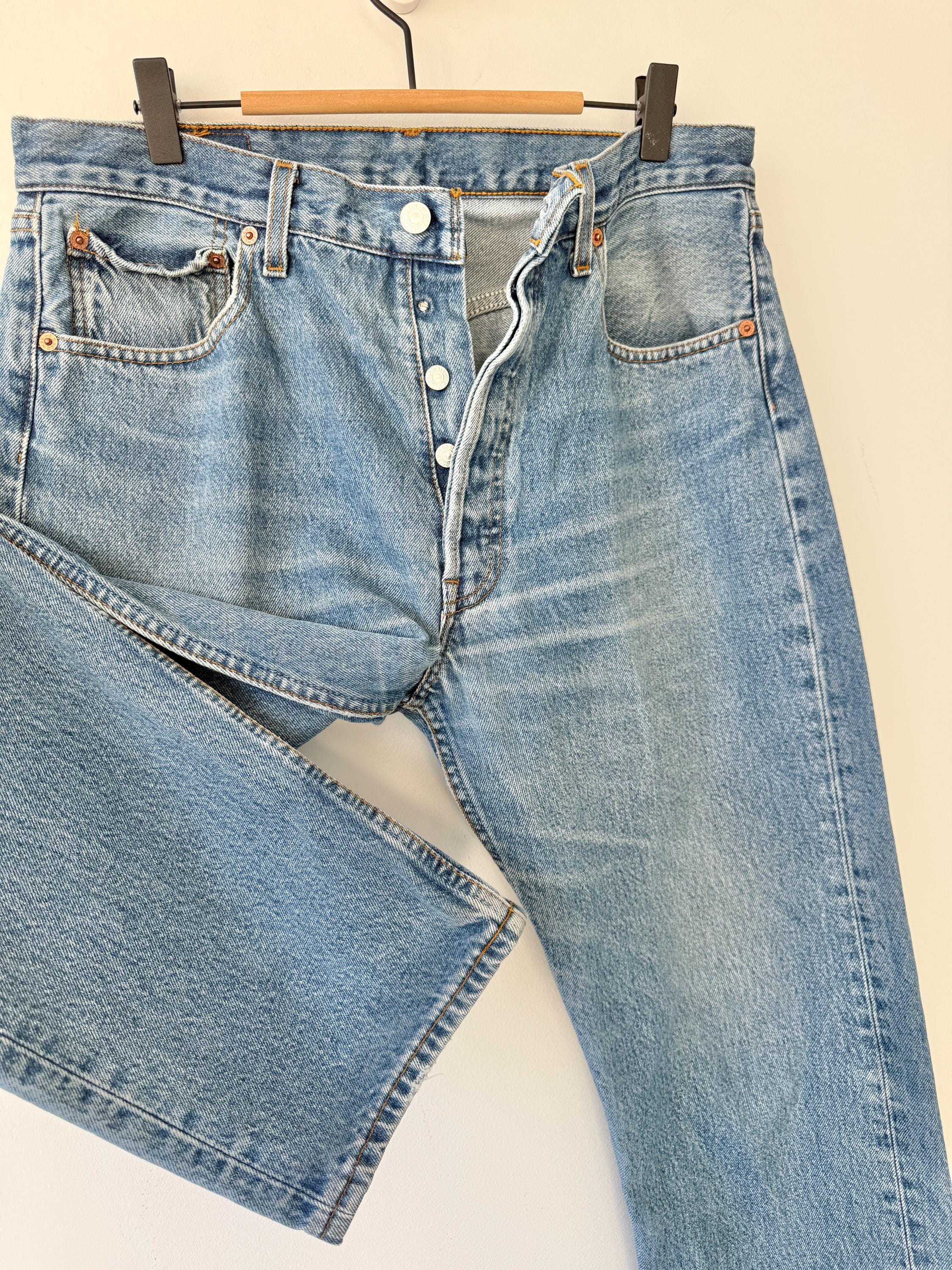 W32 L31 vintage Levis 501 31-32” measured medium faded lines blue made in Y2K