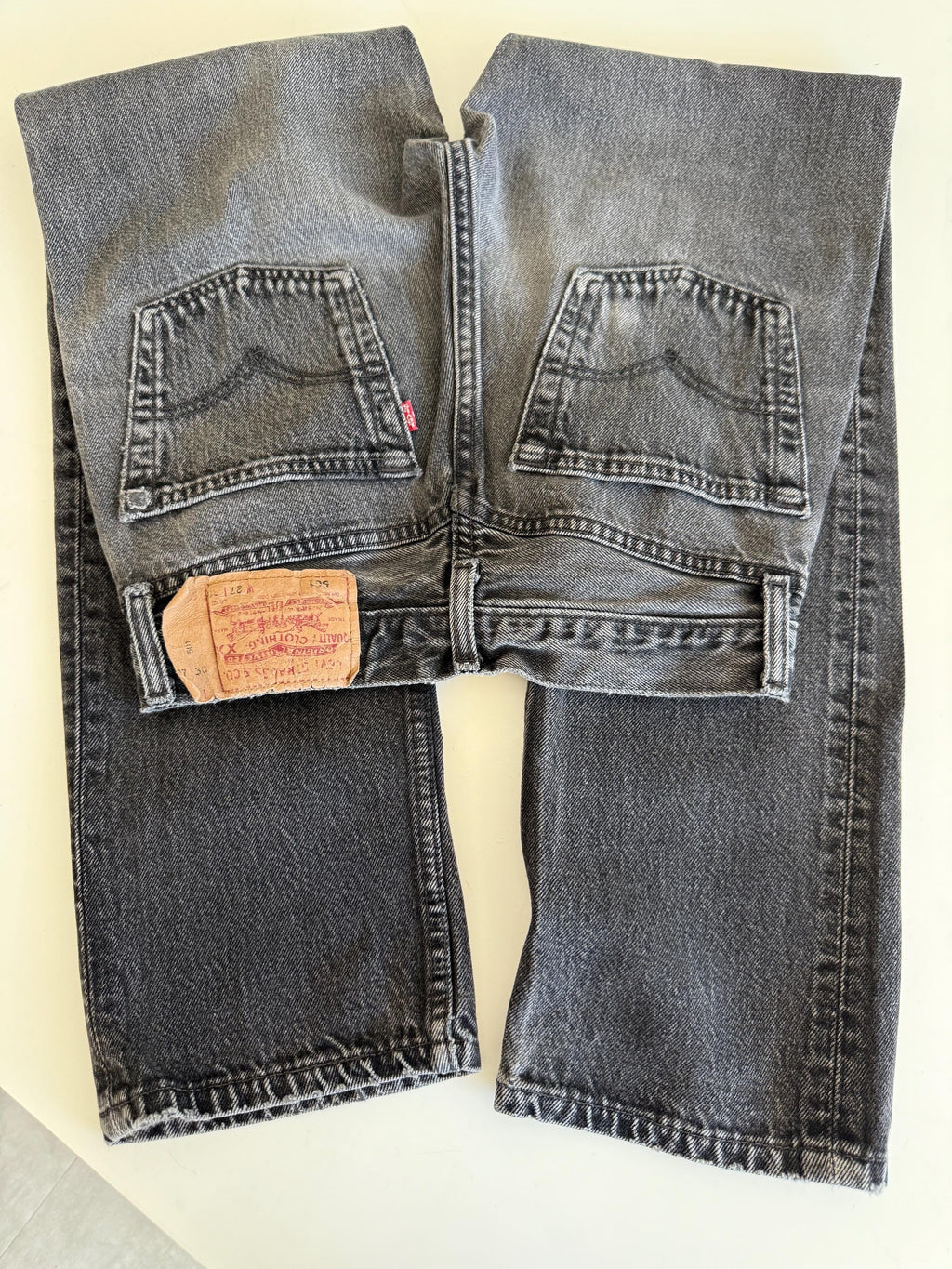 W25 L29 vintage Levis 501 24-25” measured waist black faded lines made in 90s