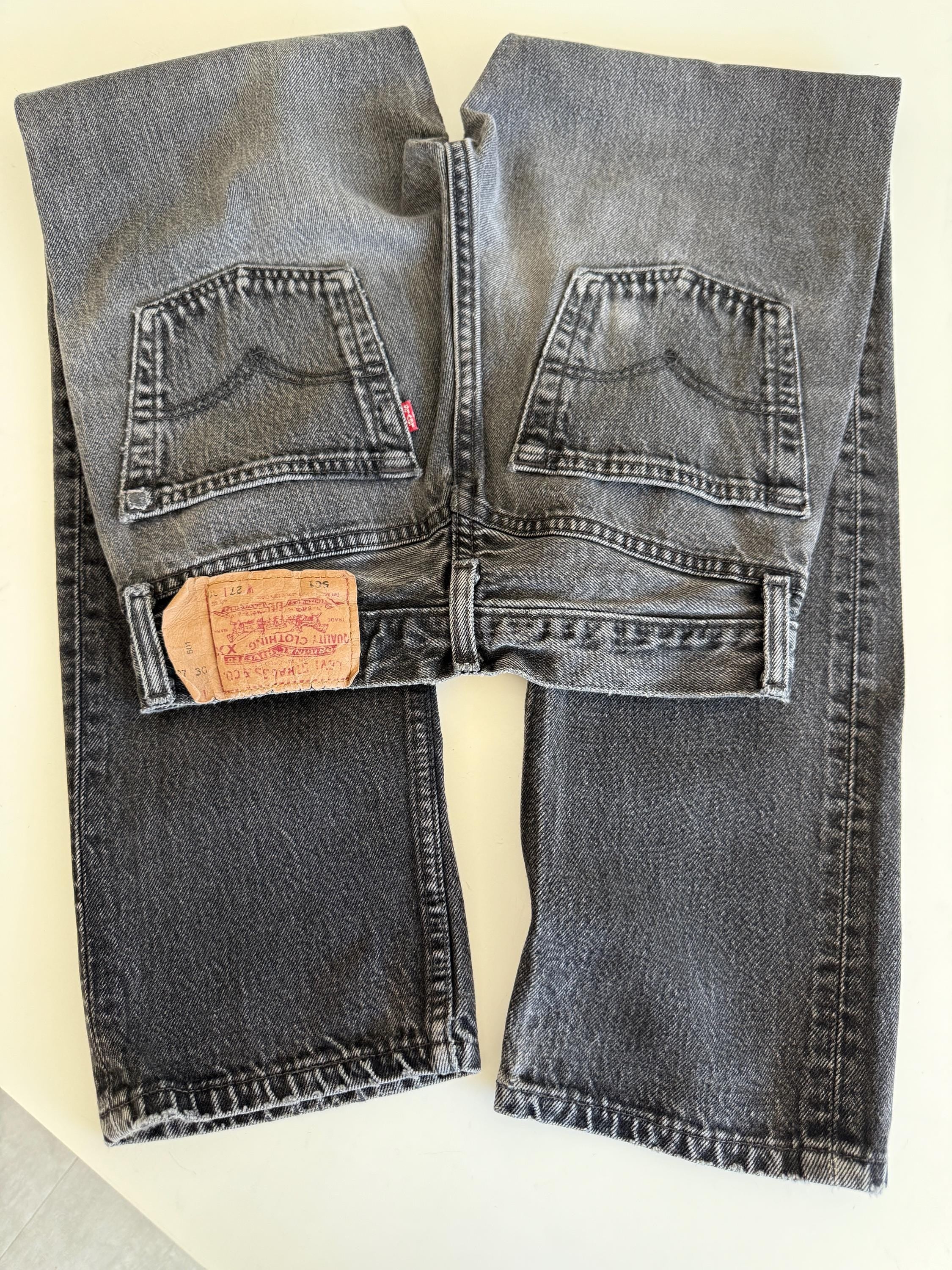 W25 L29 vintage Levis 501 24-25” measured waist black faded lines made in 90s