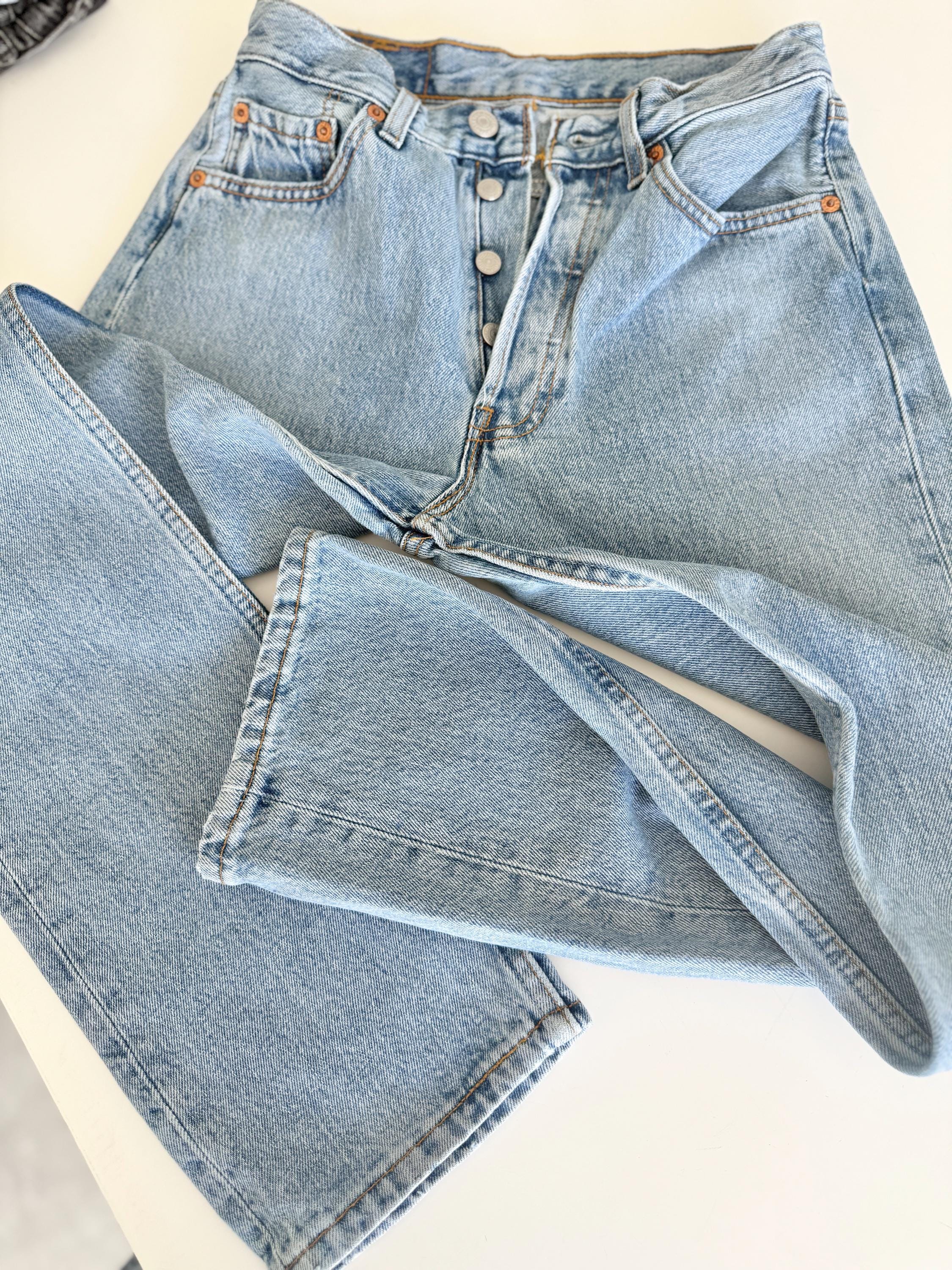 W25 L30 vintage Levis 501 25” measured waist medium blue made in 90s