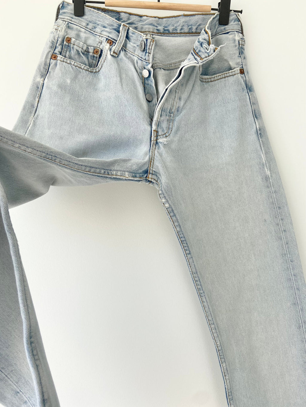 w25 L32 Vintage Levi’s 501 jeans stone wash light distressed soft made in France 1995 faded blue