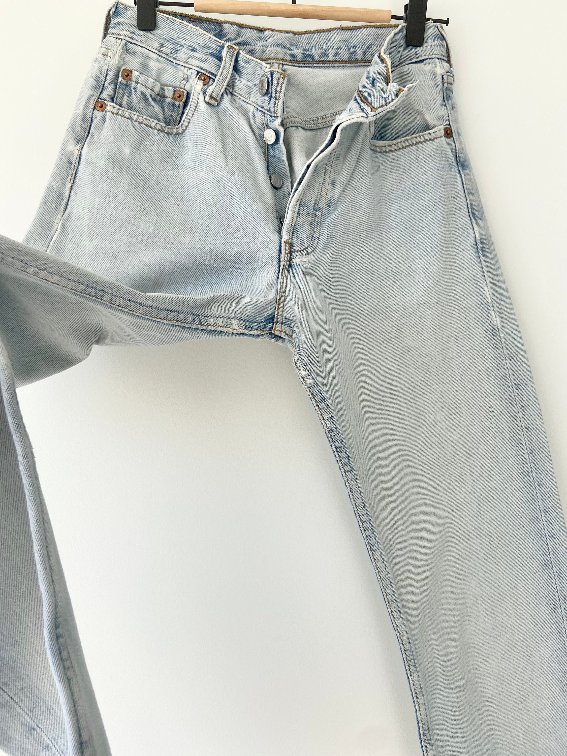 w25 L32 Vintage Levi’s 501 jeans stone wash light distressed soft made in France 1995 faded blue