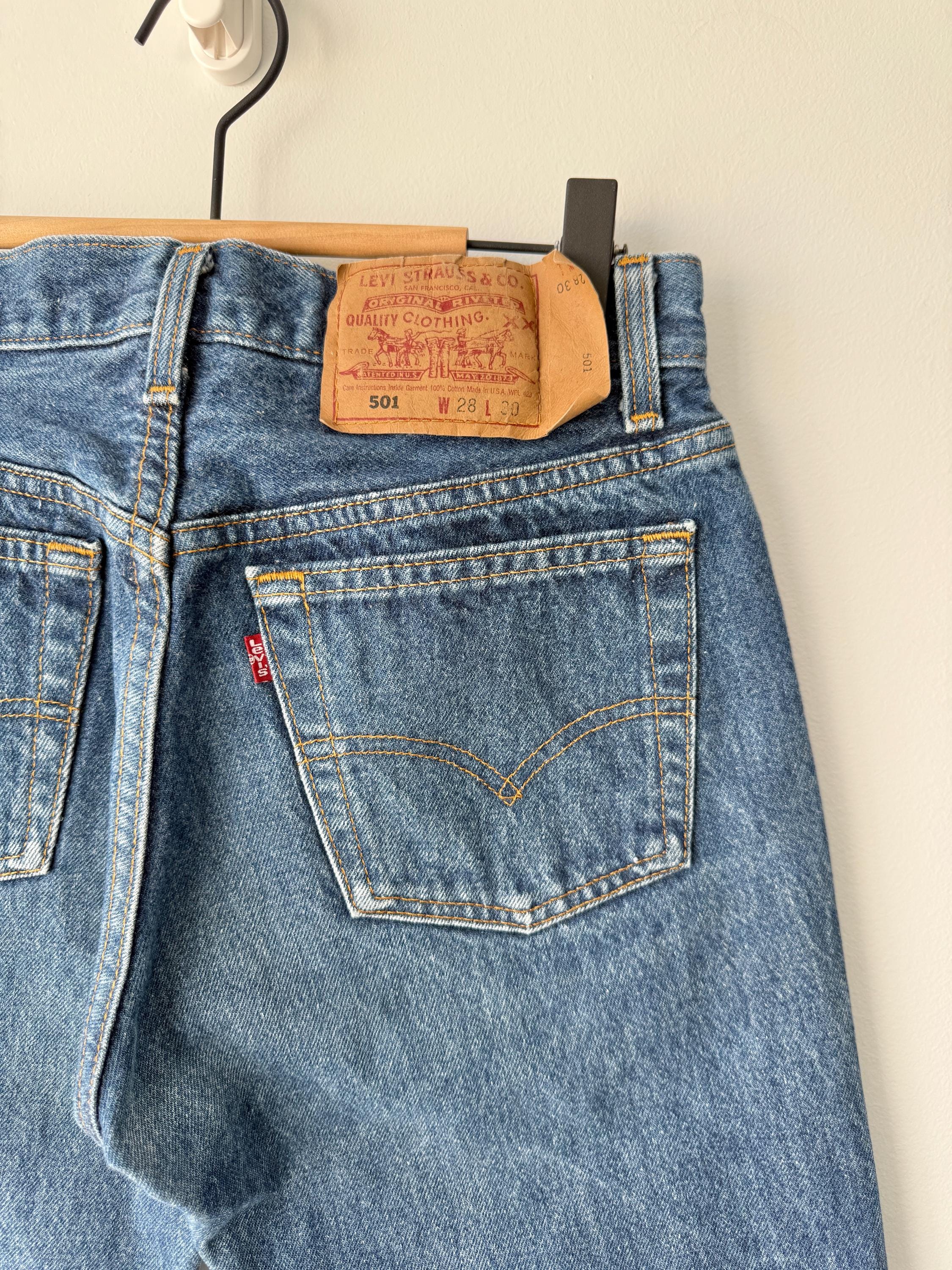 W27 L29 Levis 501 vintage 26-27” measured waist dark blue made in USA 90s