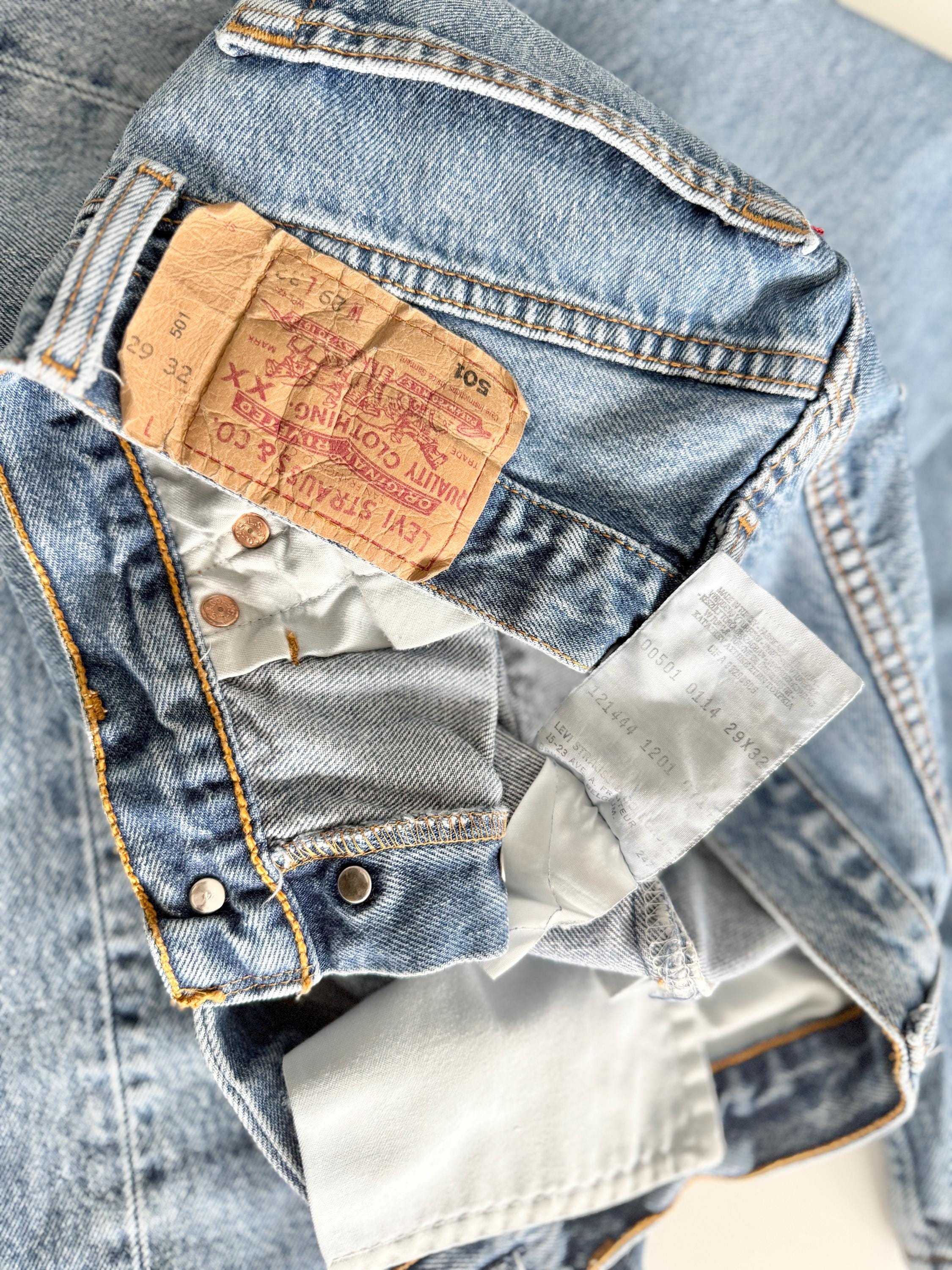 W27 L31 vintage Levis 501 26-27” measured medium blue fade made in y2k