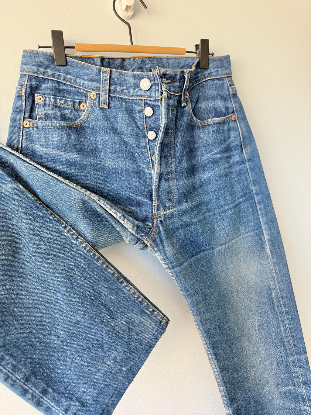 W29 L31 vintage Levis 501 28-29” measured waist dark faded denim made in USA 90s