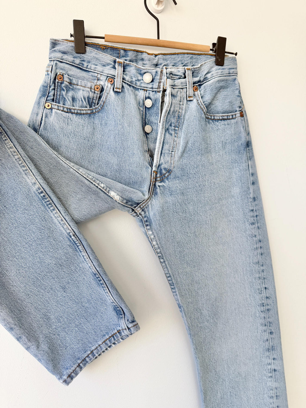 W25 L31 vintage Levis 501 24-25” measured light blue made in 90s