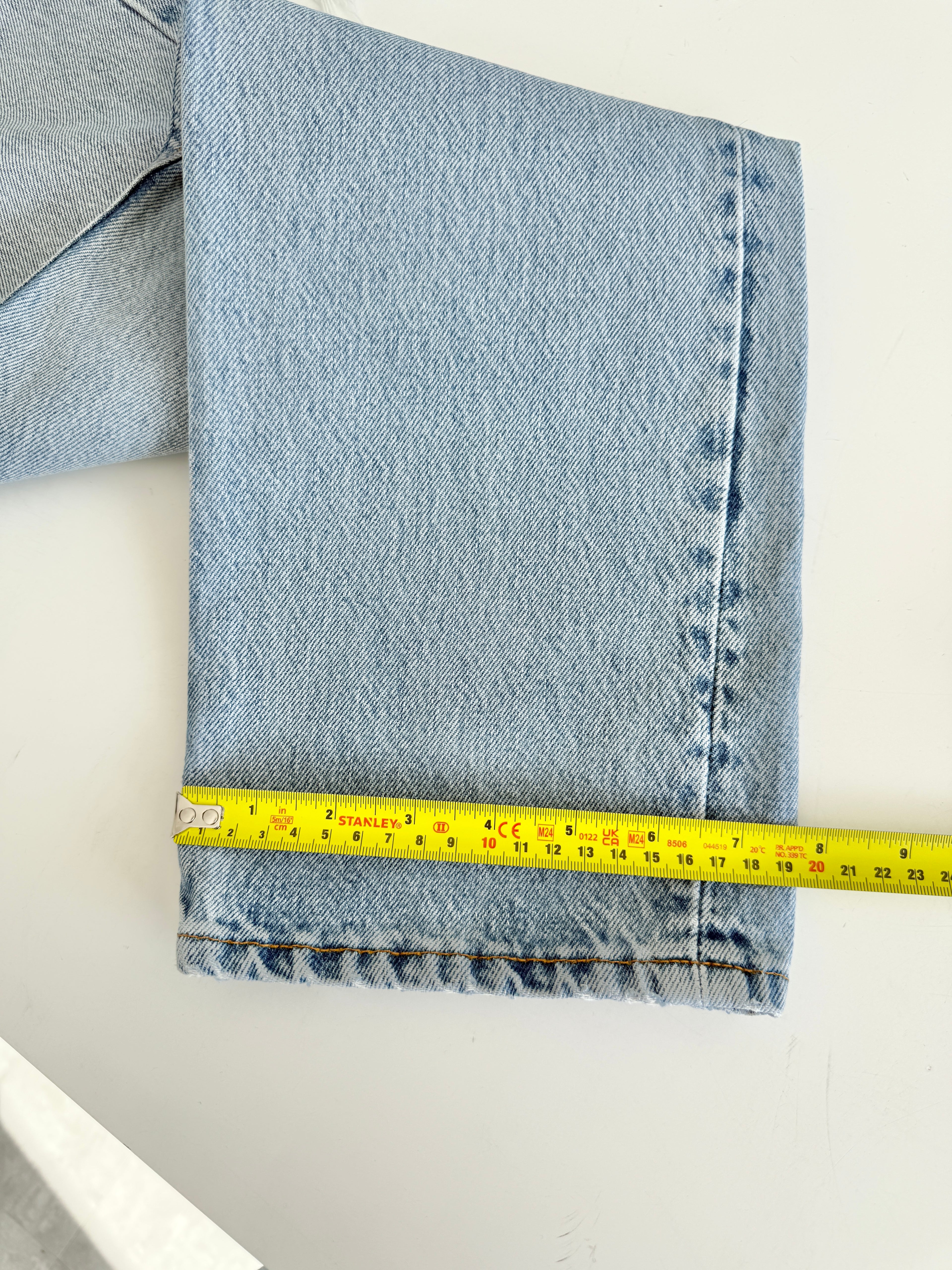 W27 L29 vintage Levis 501 27” measured waist light blue 501s 90s USA student fit denim