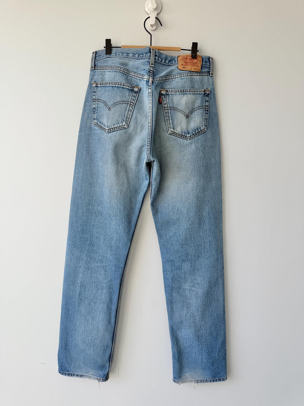 W33 L33 vintage Levis 501 32-33” measured waist medium faded lines blue made in y2k