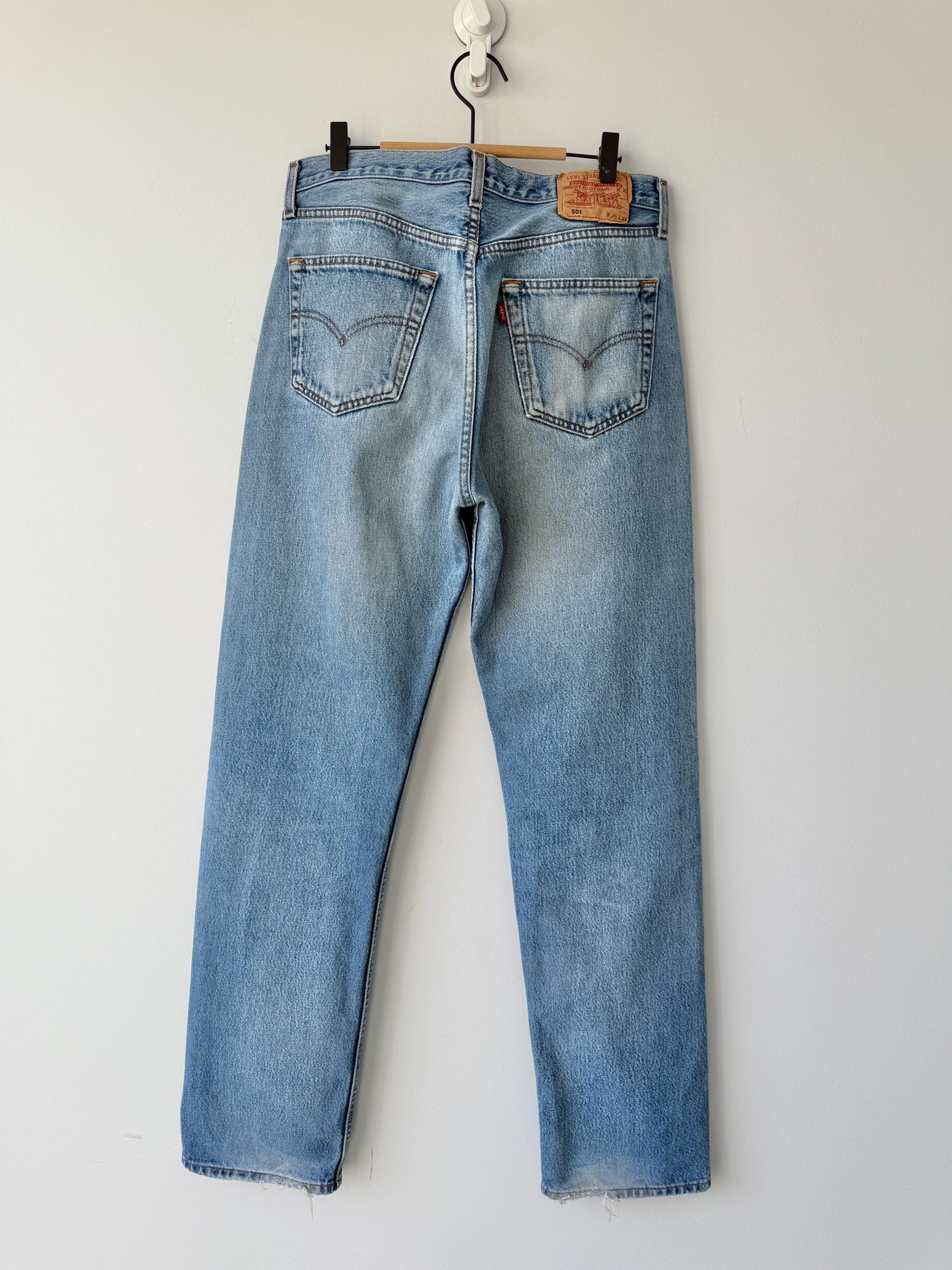 W33 L33 vintage Levis 501 32-33” measured waist medium faded lines blue made in y2k