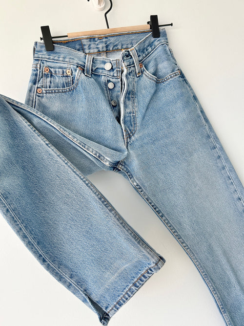 Levis 501 vintage w23 L31 Levi’s medium faded blue made in USA 90s straight leg 501 vintage Levi’s 501 for women