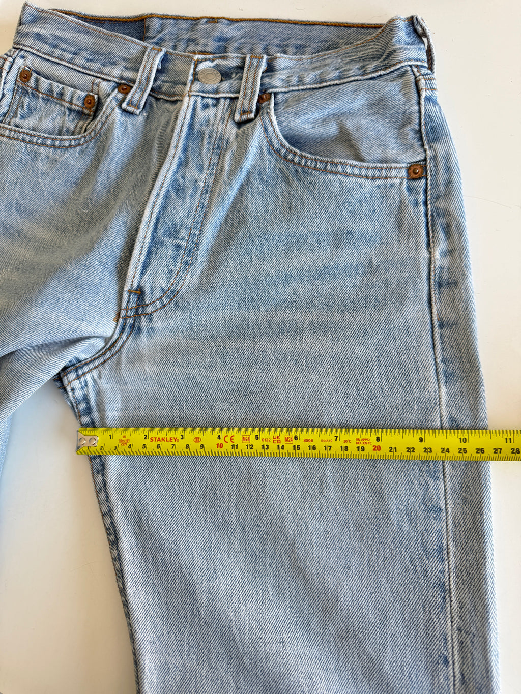 W25 L32 vintage Levis 501 medium light blue 24/25” measured waist 501s USA 90s for women tag