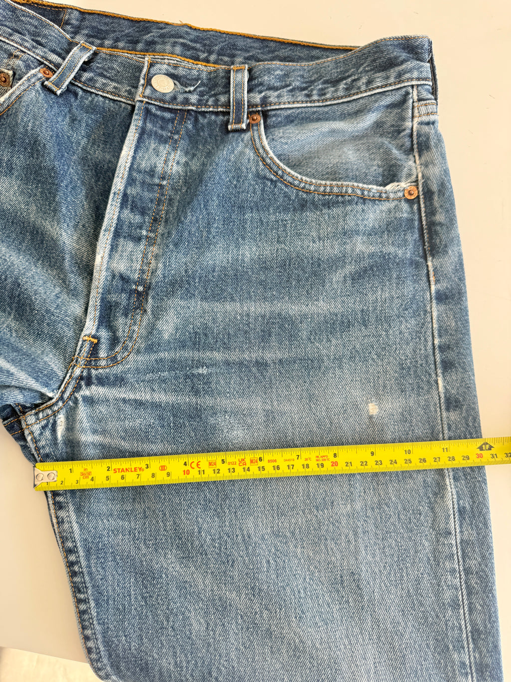 W31 L31 vintage Levis 501 31” measured waist dark blue whiskers Y2K 501s