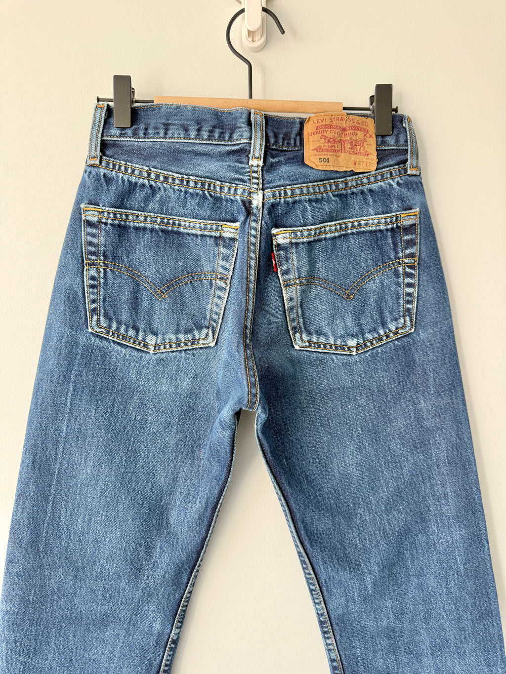 Soft W24 L30 vintage Levis 501s 23-24” measured dark indigo blue Y2K Levi’s 501s