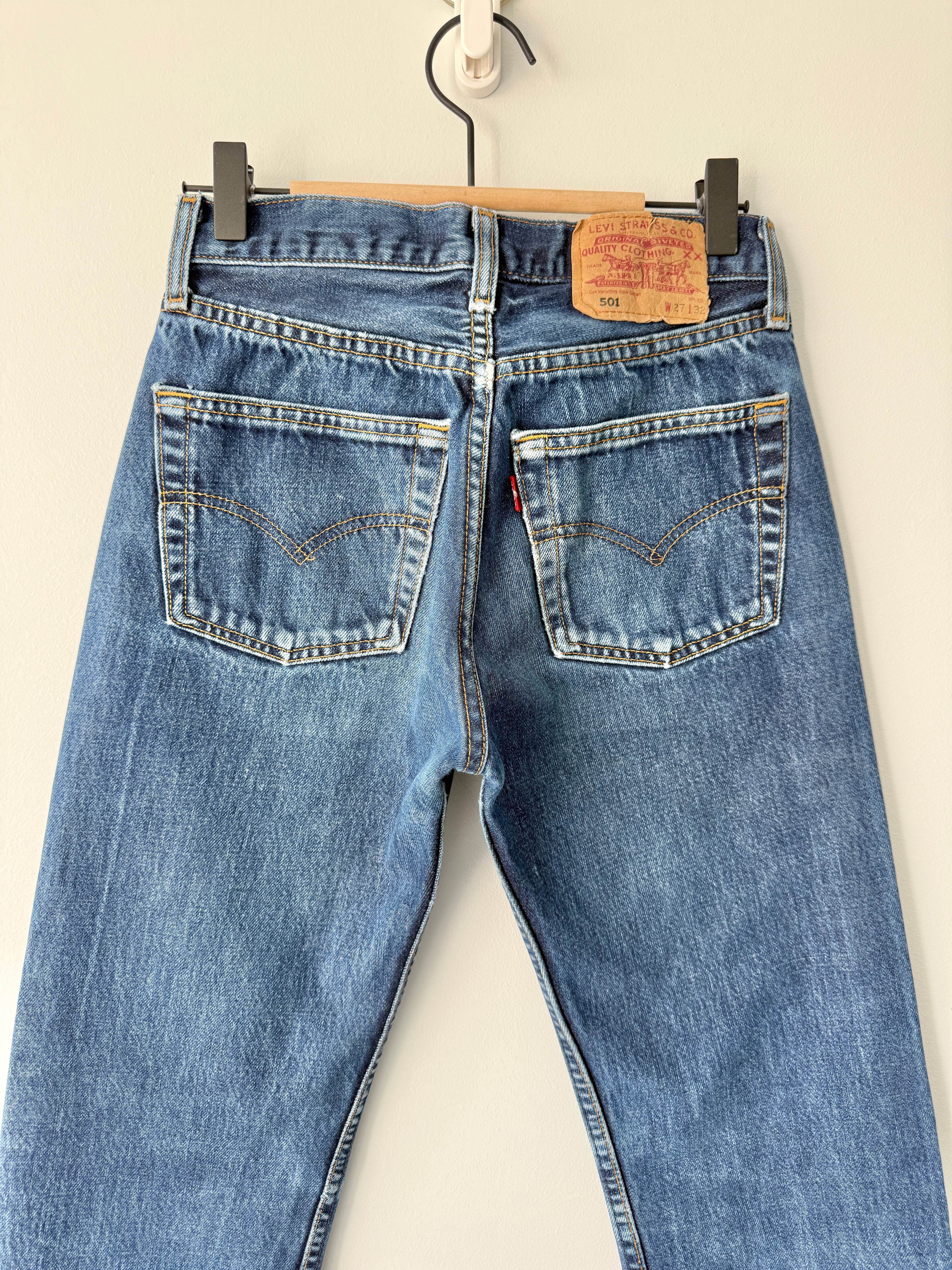 Soft W24 L30 vintage Levis 501s 23-24” measured dark indigo blue Y2K Levi’s 501s