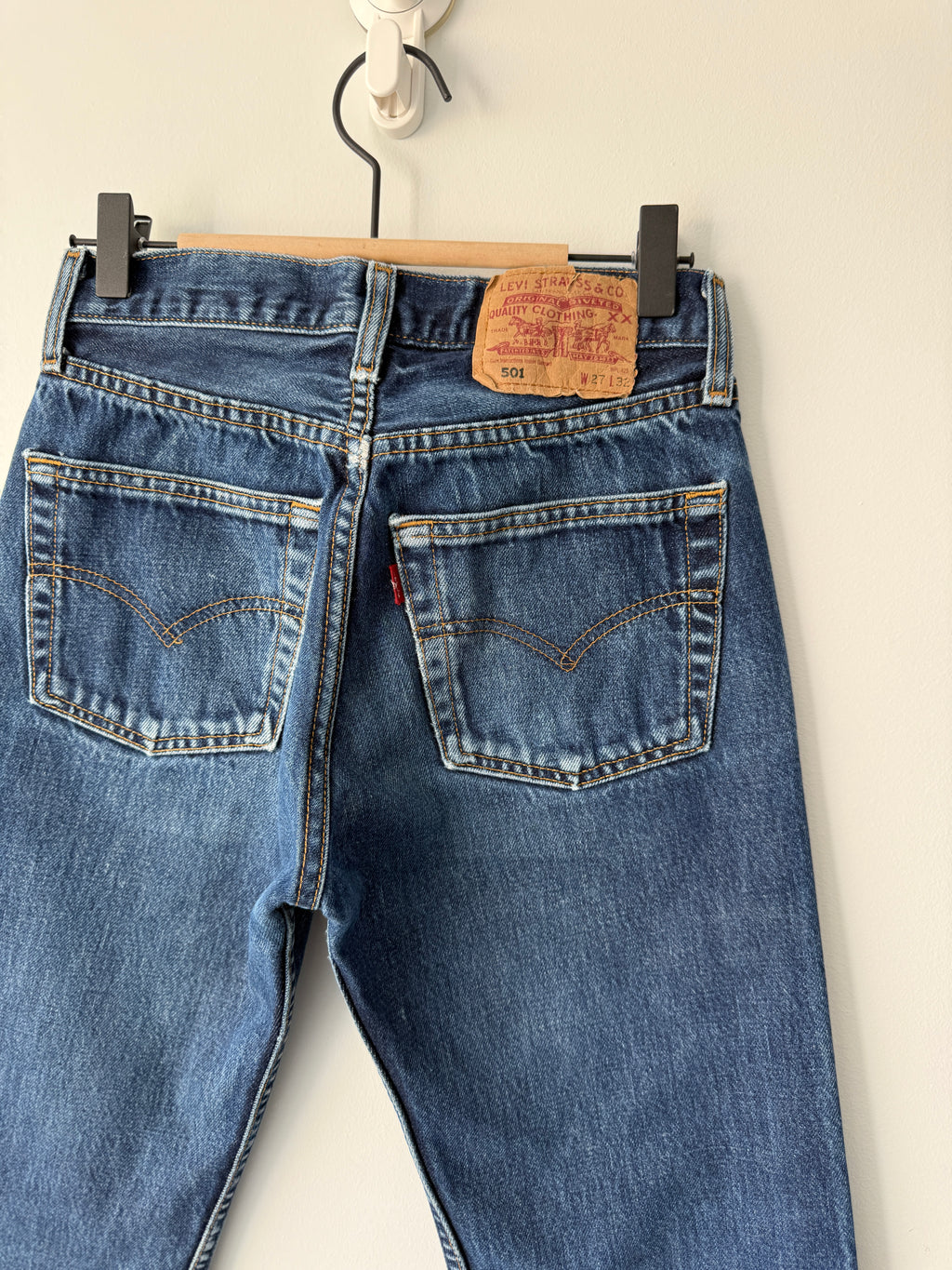 Soft W24 L30 vintage Levis 501s 23-24” measured dark indigo blue Y2K Levi’s 501s