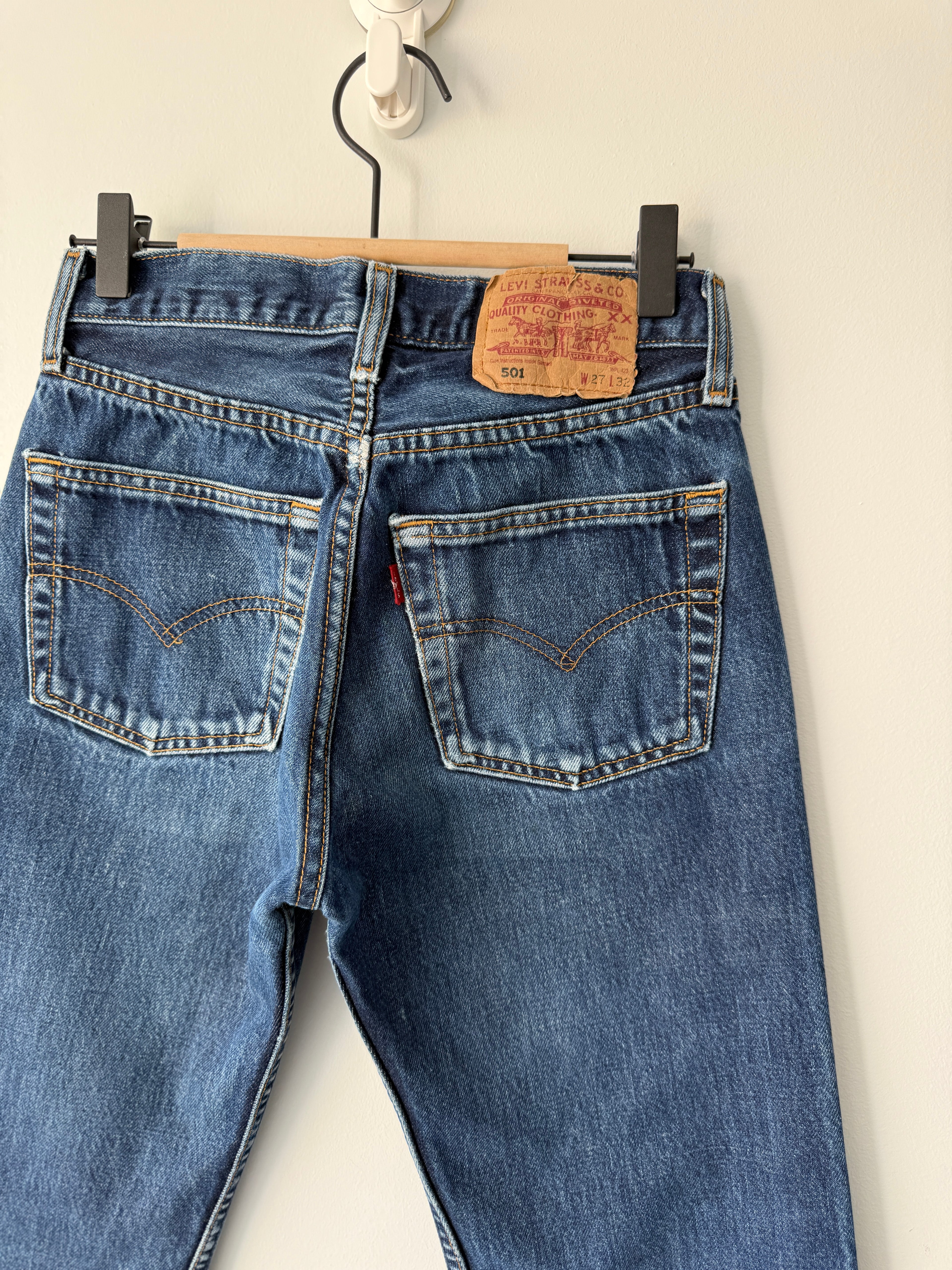 Soft W24 L30 vintage Levis 501s 23-24” measured dark indigo blue Y2K Levi’s 501s