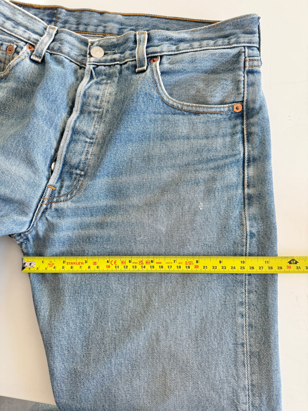 W29 L33 vintage Levis 501 29” measured medium faded whiskers blue Y2K Levi’s 501s