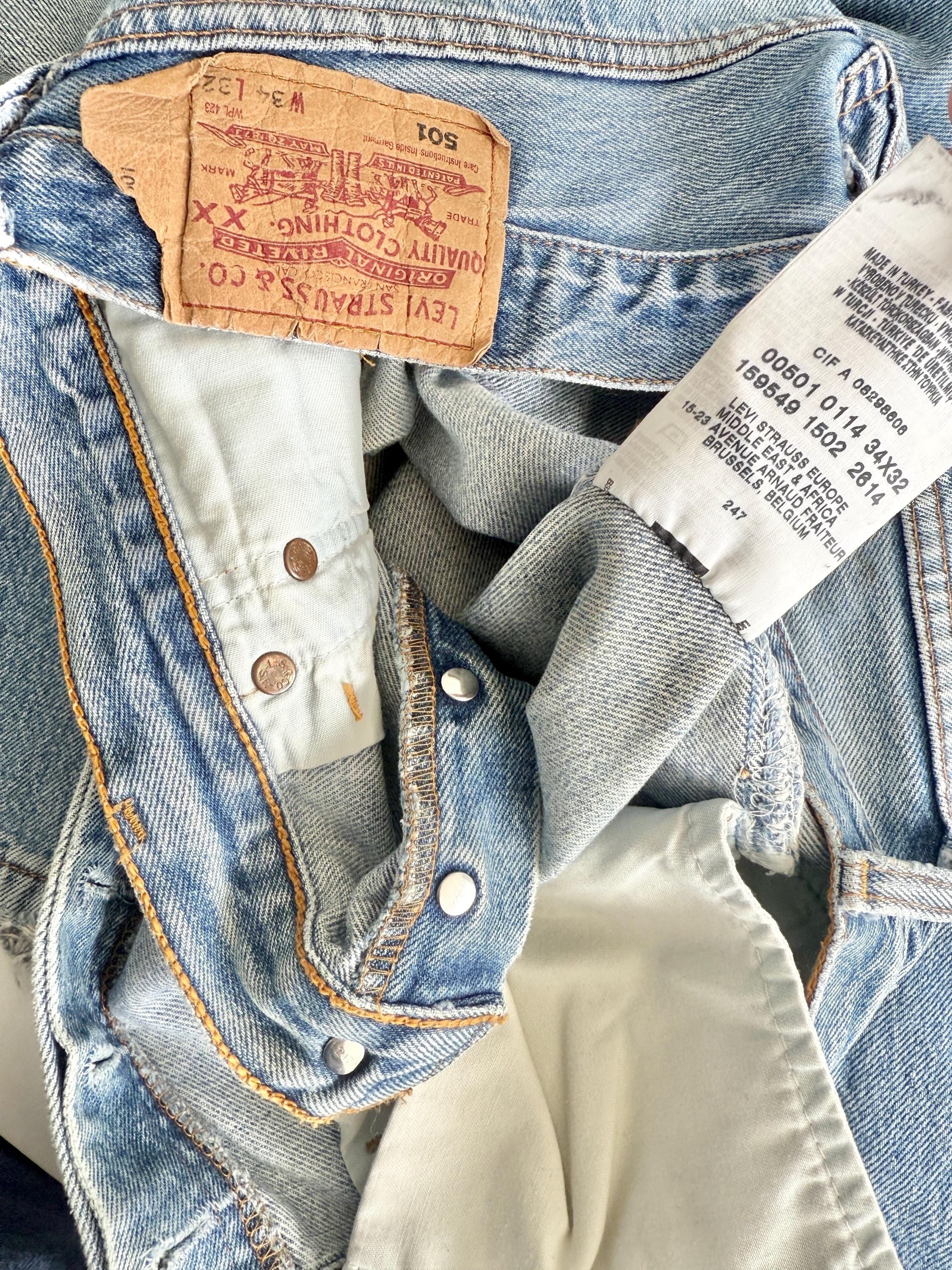 W33 L31 Levis 501 vintage 33” measured waist medium blue made in y2k