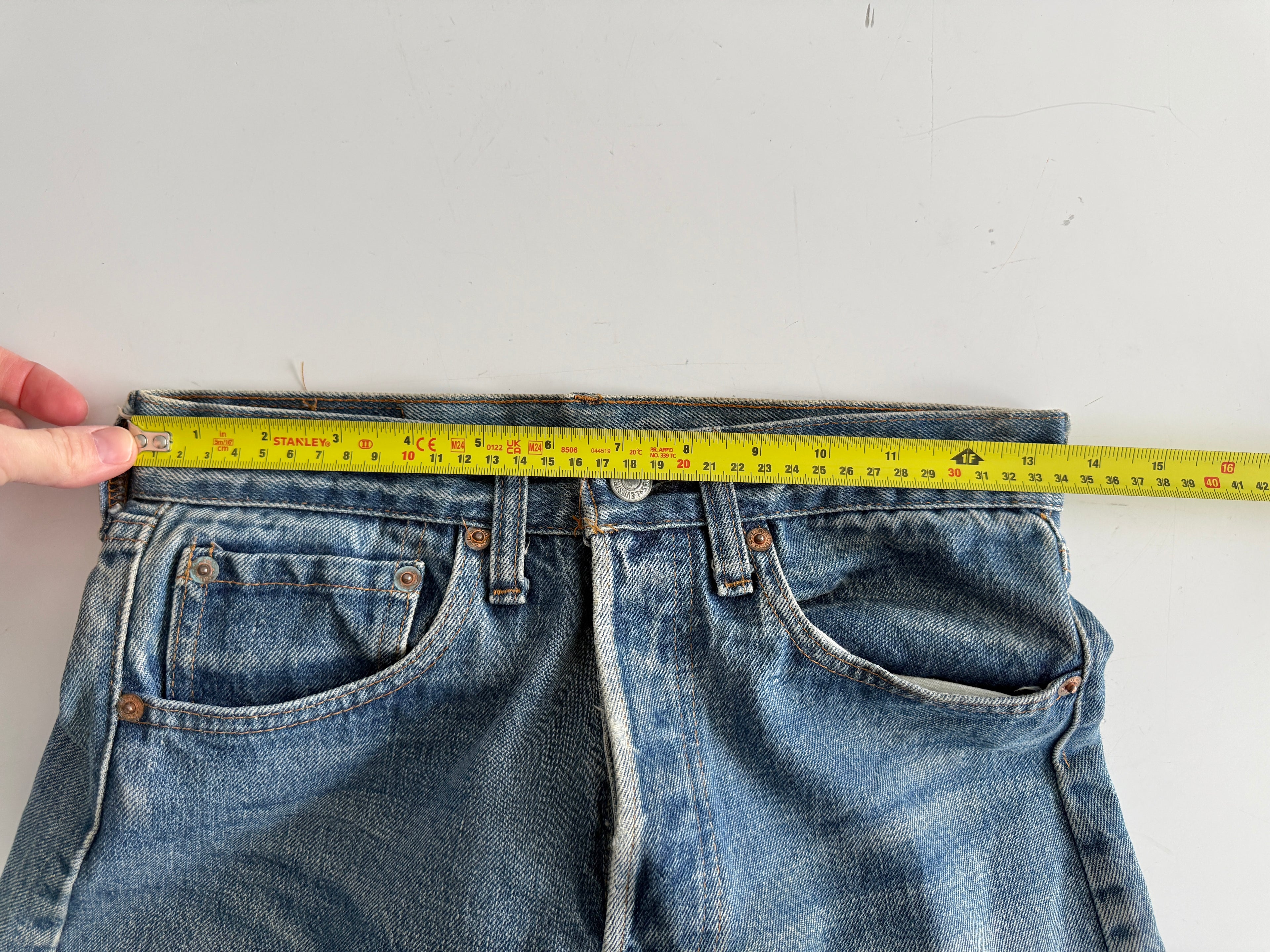 Selvedge W26 L34 vintage Levis 501 25/26” measured medium blue faded 80s USA Levi’s 501s