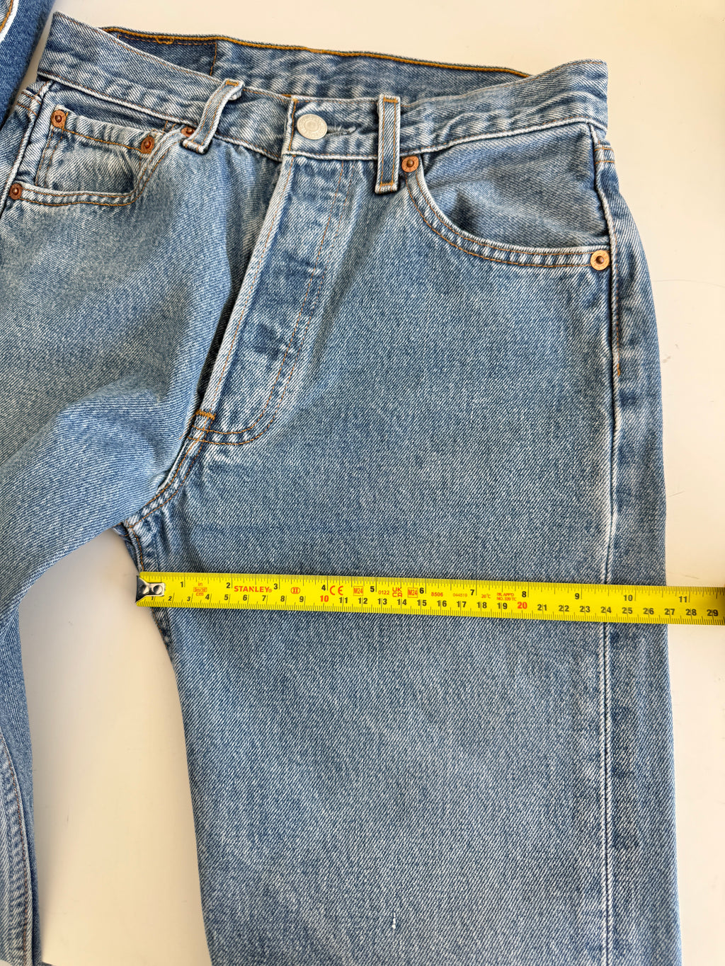 W25 L29 vintage Levis 501s 25” measured medium blue fade 501s 90s
