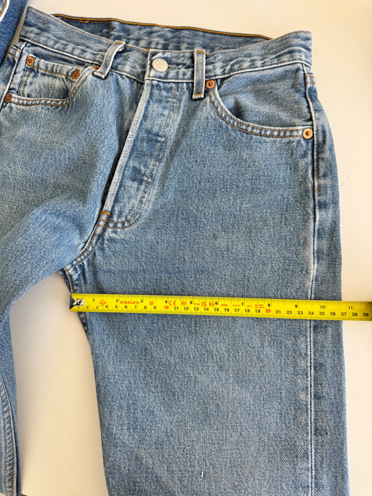 W25 L29 vintage Levis 501s 25” measured medium blue fade 501s 90s