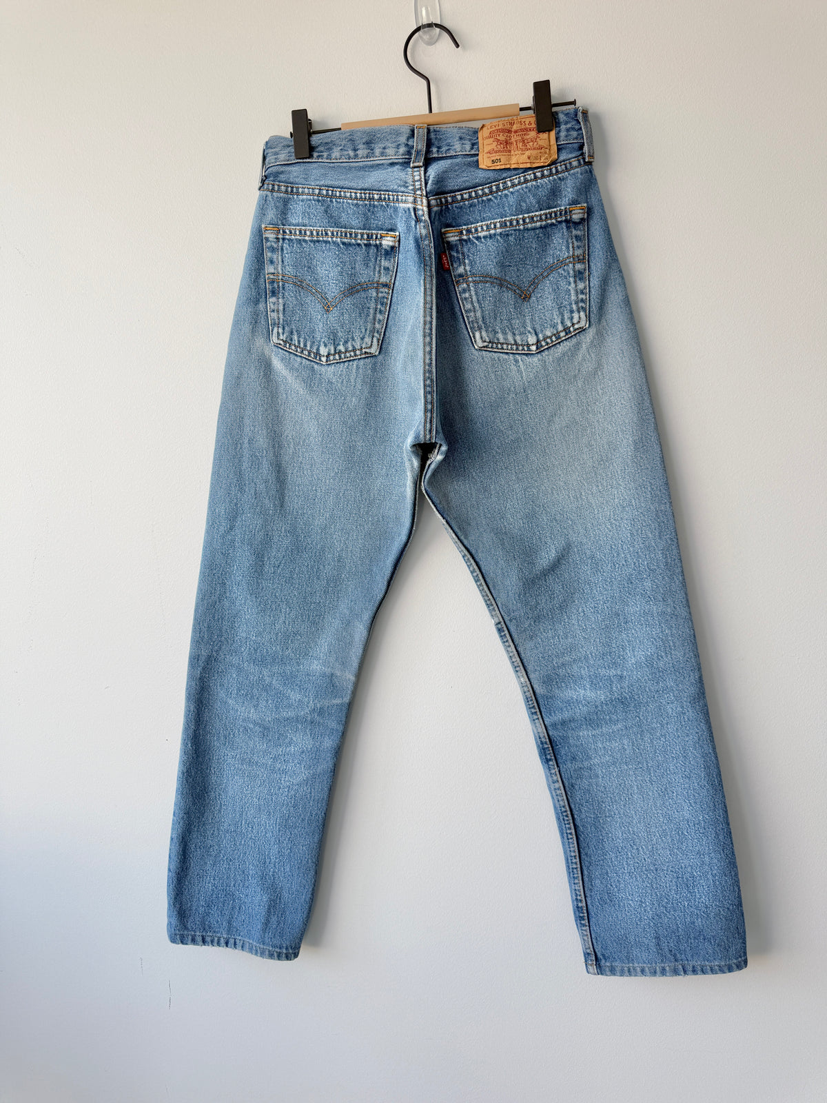 W28 L28 vintage Levis 501 medium blue 26/28” measured waist 501s Y2K
