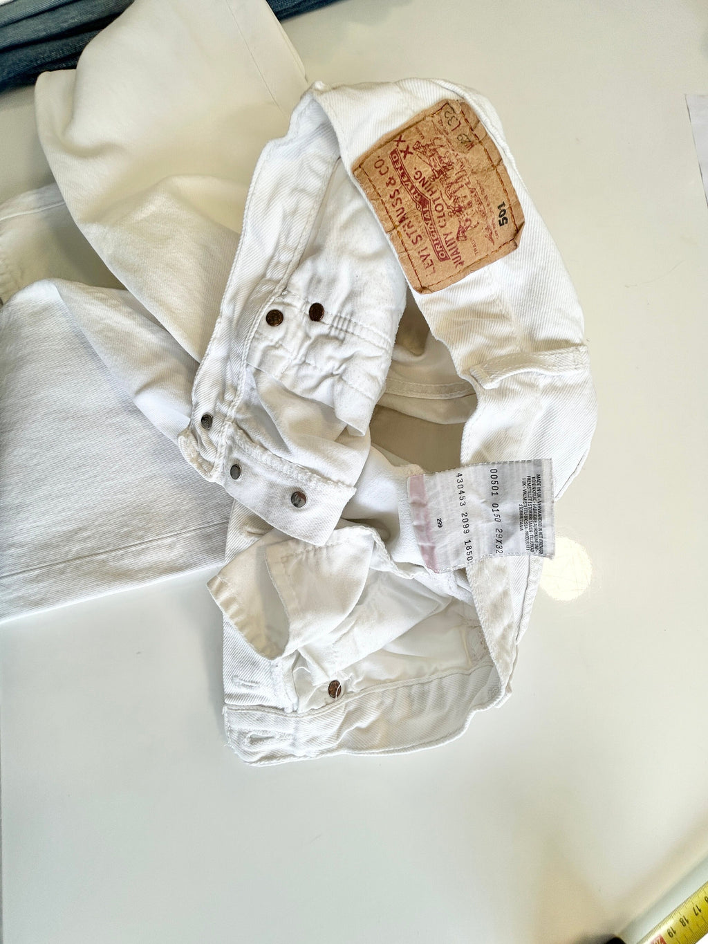 Levi’s 501 vintage w27 L30 Levi’s 501 white off white straight leg white 501 vintage blue 501 worn vintage Levi’s