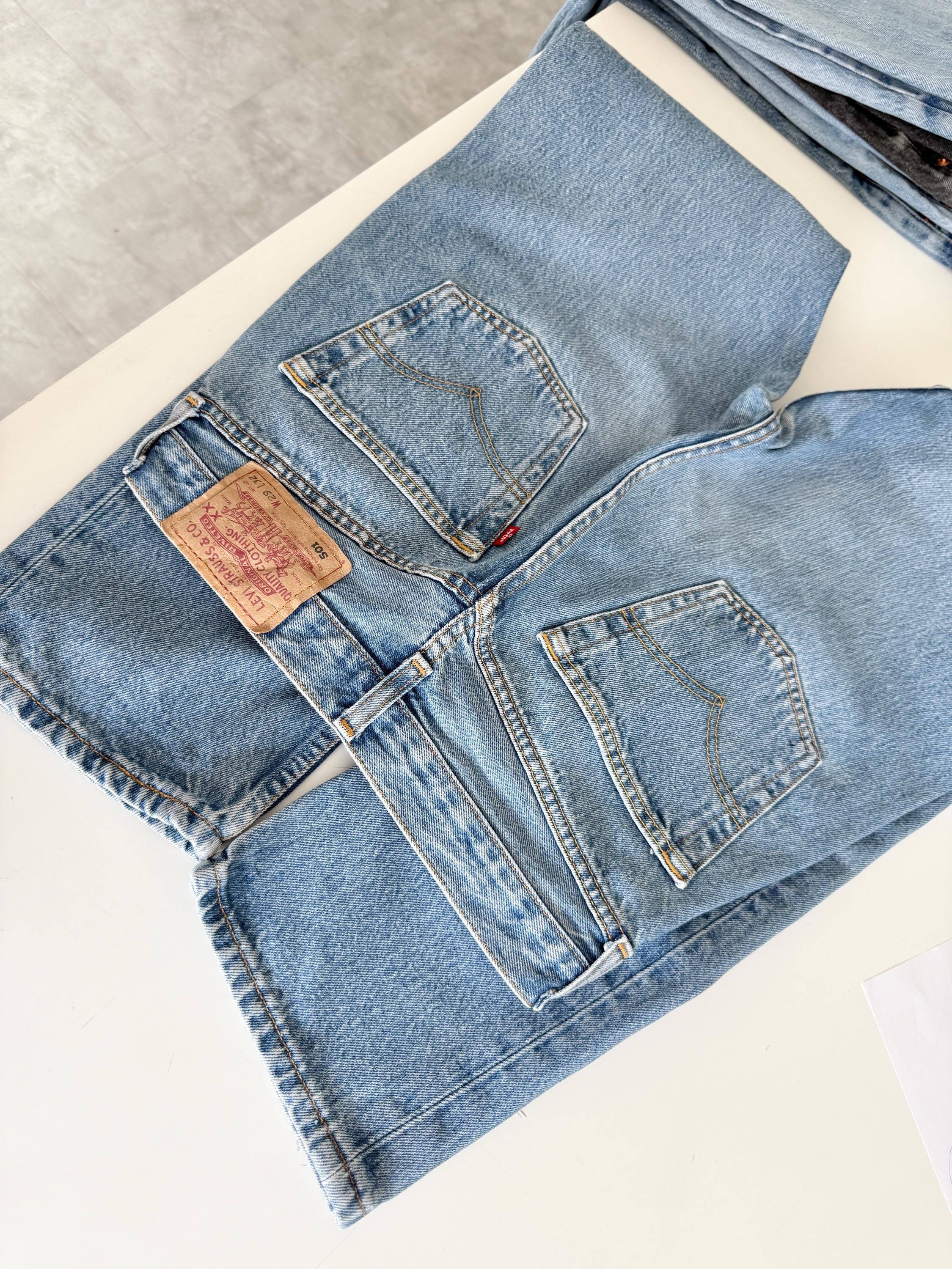 W27 L30 vintage Levis 501 26-27” measured waist medium blue made in 90s