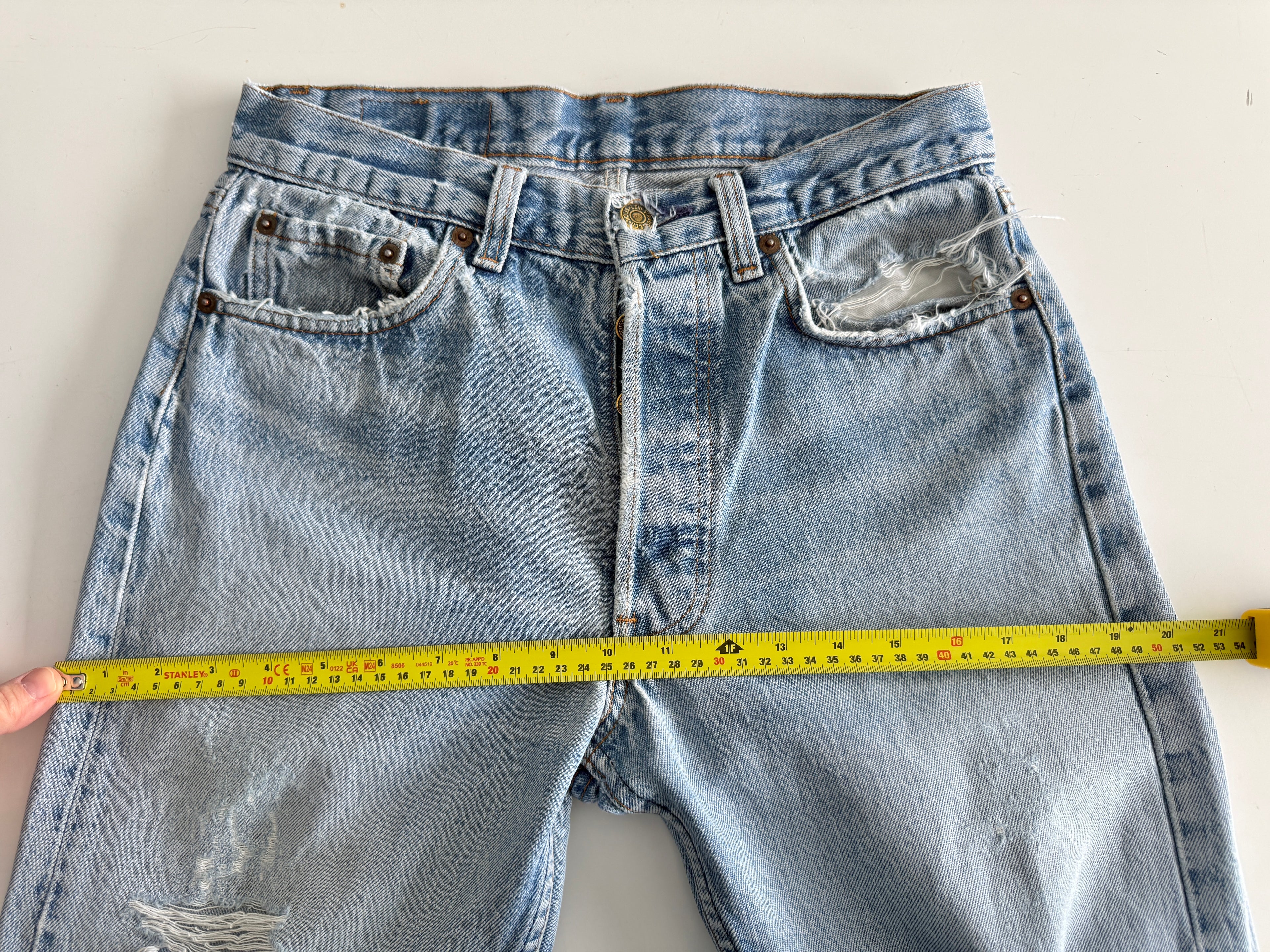 W28 L32 vintage Levis 501 27/28” measured medium light blue faded 80s USA Levi’s 501s golden buttons