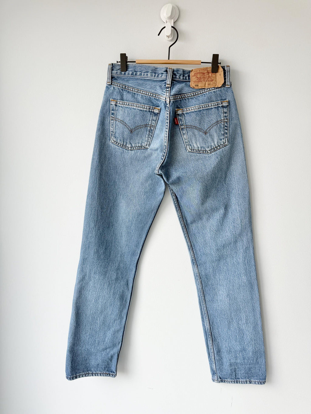 W27 L31 vintage Levis 501 26-27” measured medium blue fade made in y2k