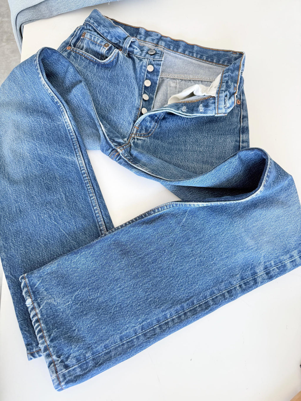 W27 L31 Levis 501 vintage 26-27” measured waist medium raw blue 80s made in USA