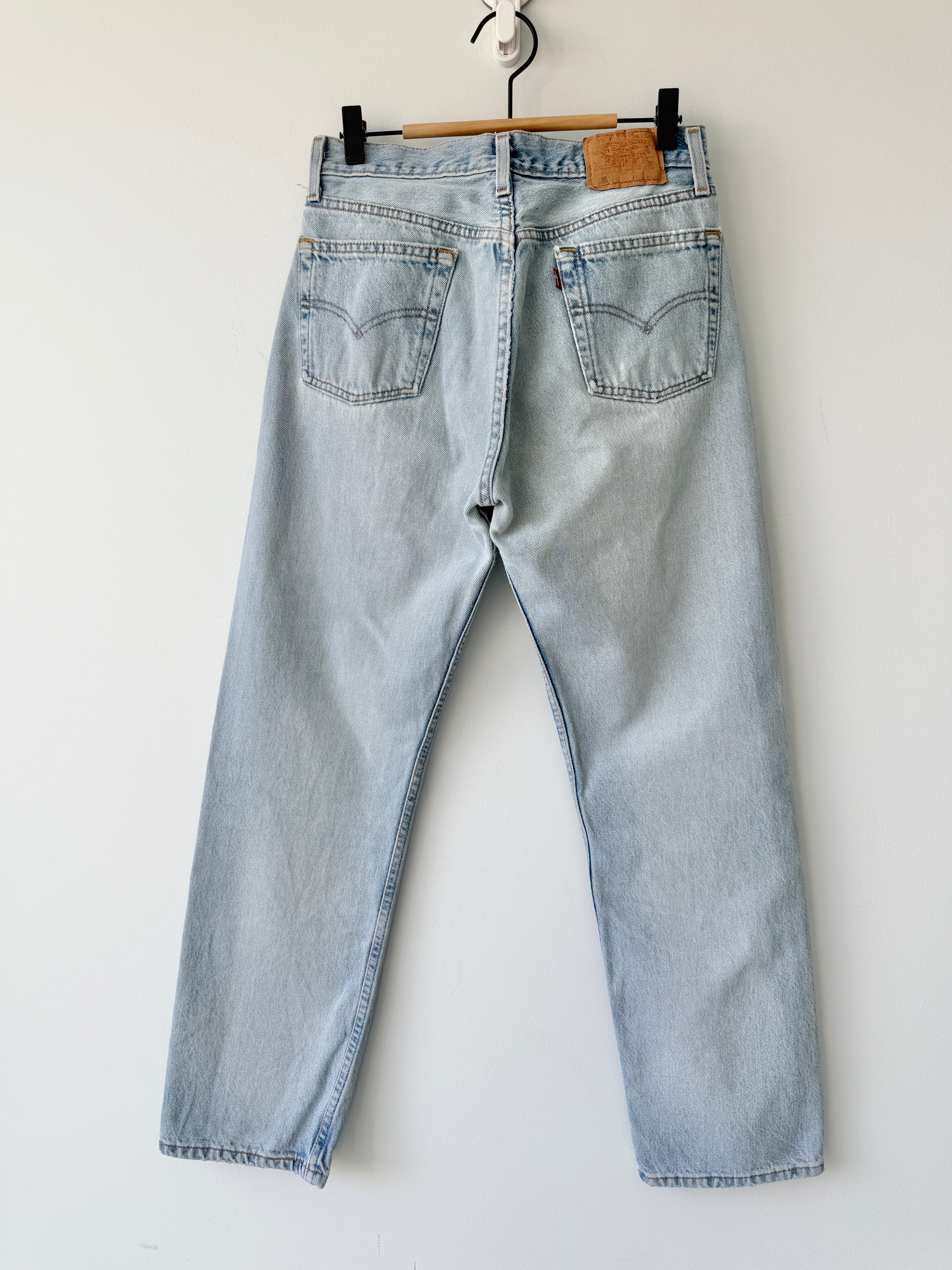 Distressed W28 L29 vintage Levis 501 27/28” measured light faded blue denim 90’s 501s USA student fit