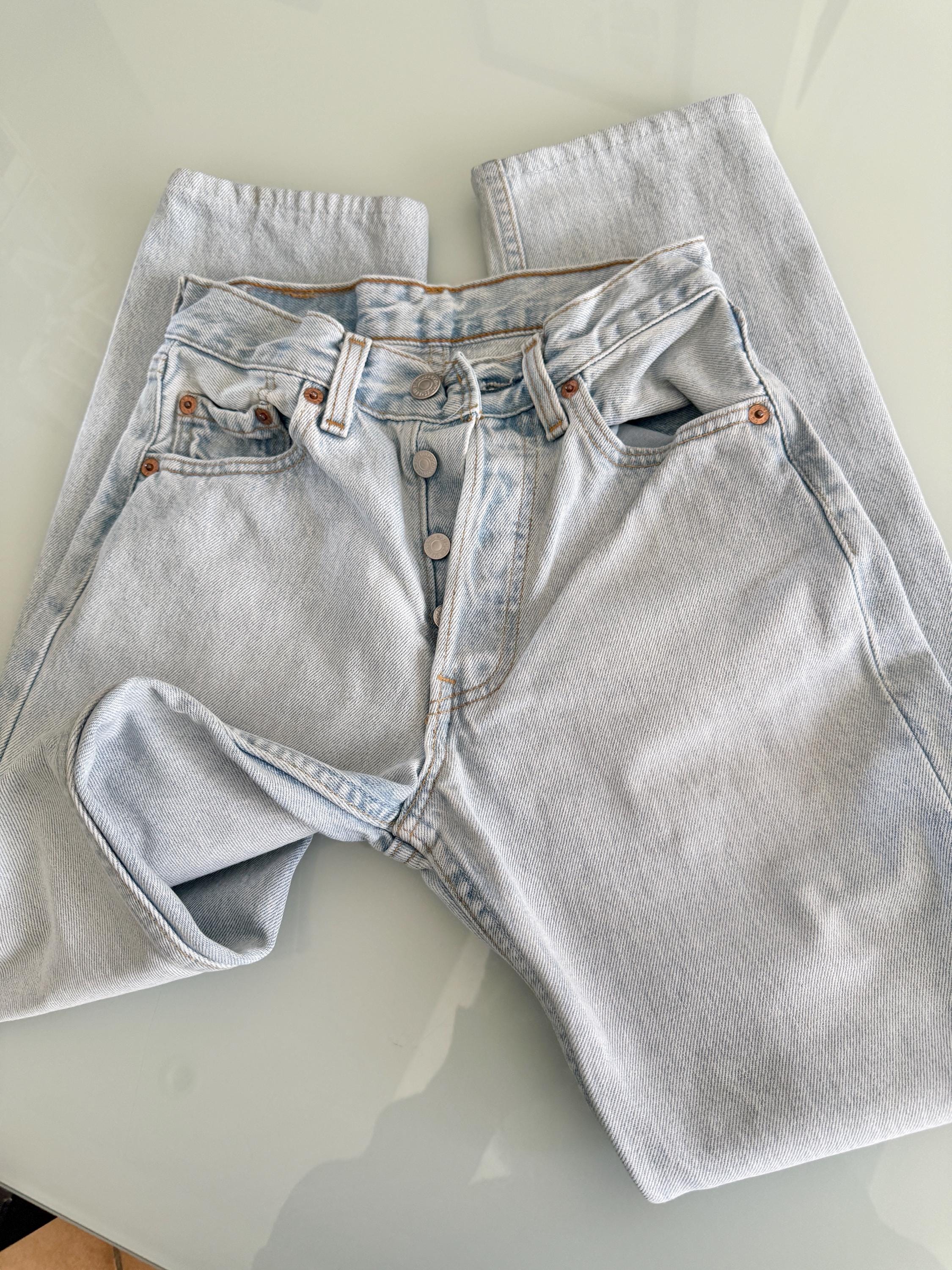 w22 L28 Levis 501 vintage light blue 501s for women tag made in USA 90s straight leg jeans 22”waist