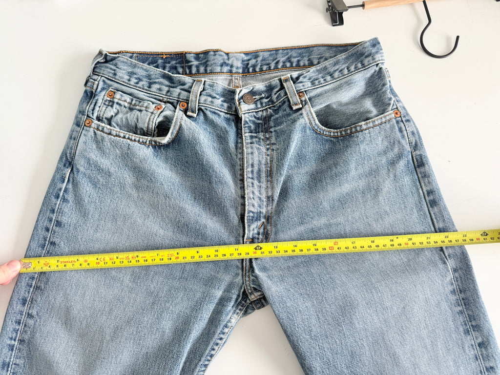 W32 L33 vintage Levis 505 31-32” measured medium faded blue 90s Levi’s 505s