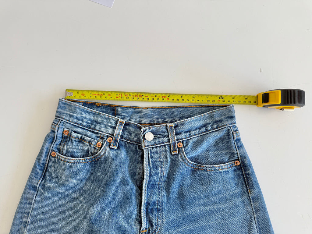W26 L30 vintage Levis 501 25-26” medium blue 90s Levi’s 501s
