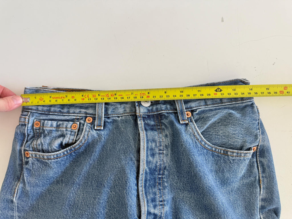 W27 L29 vintage Levis 501 26-27” measured waist medium blue denim made in Y2K