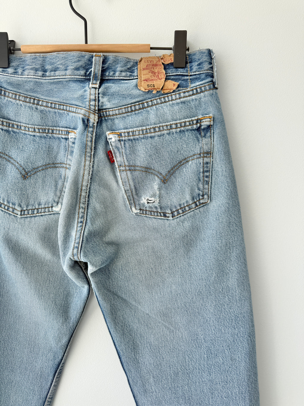 W25 L30 vintage Levis 501 25” light medium blue Levi’s 501s
