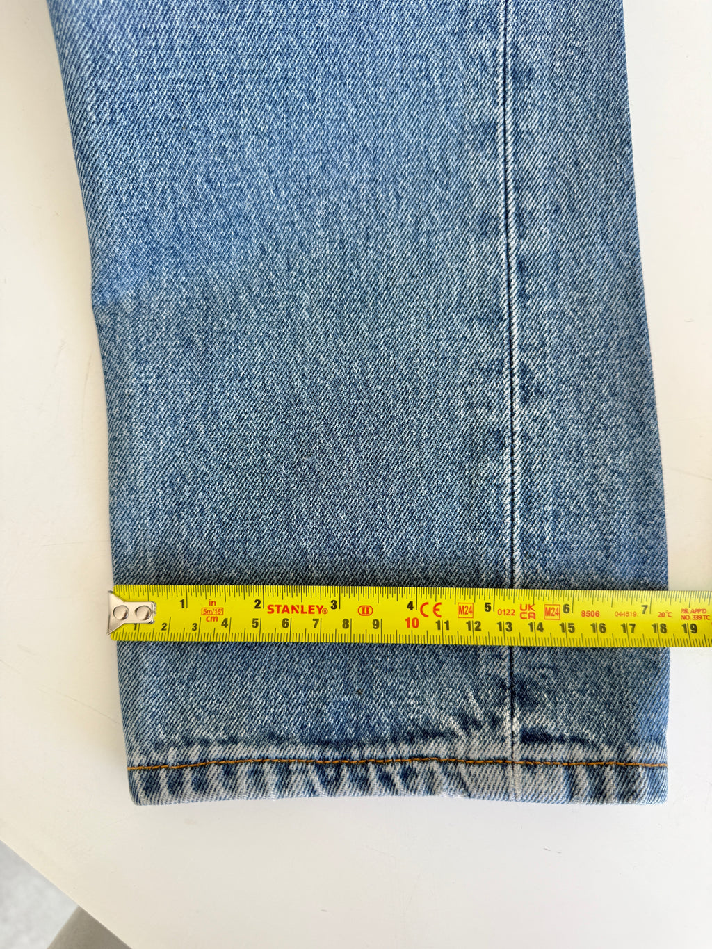 W25 L29 vintage Levis 501s 25” measured medium blue fade 501s 90s