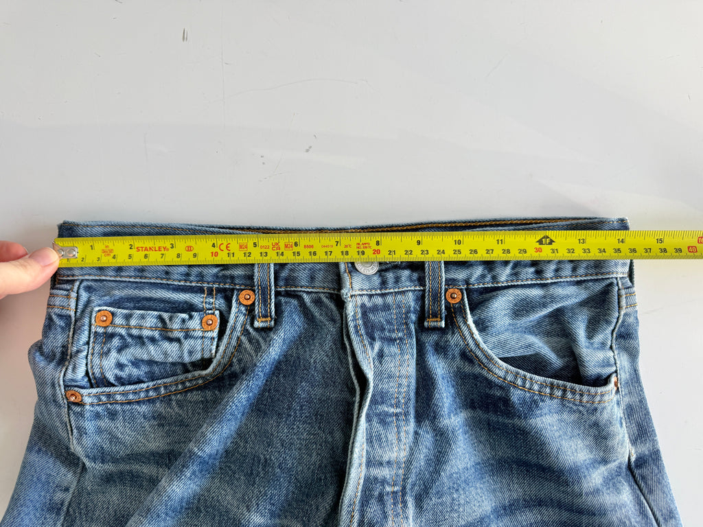 W27 L33 vintage Levis 501 27” measured medium blue denim 90s 501s