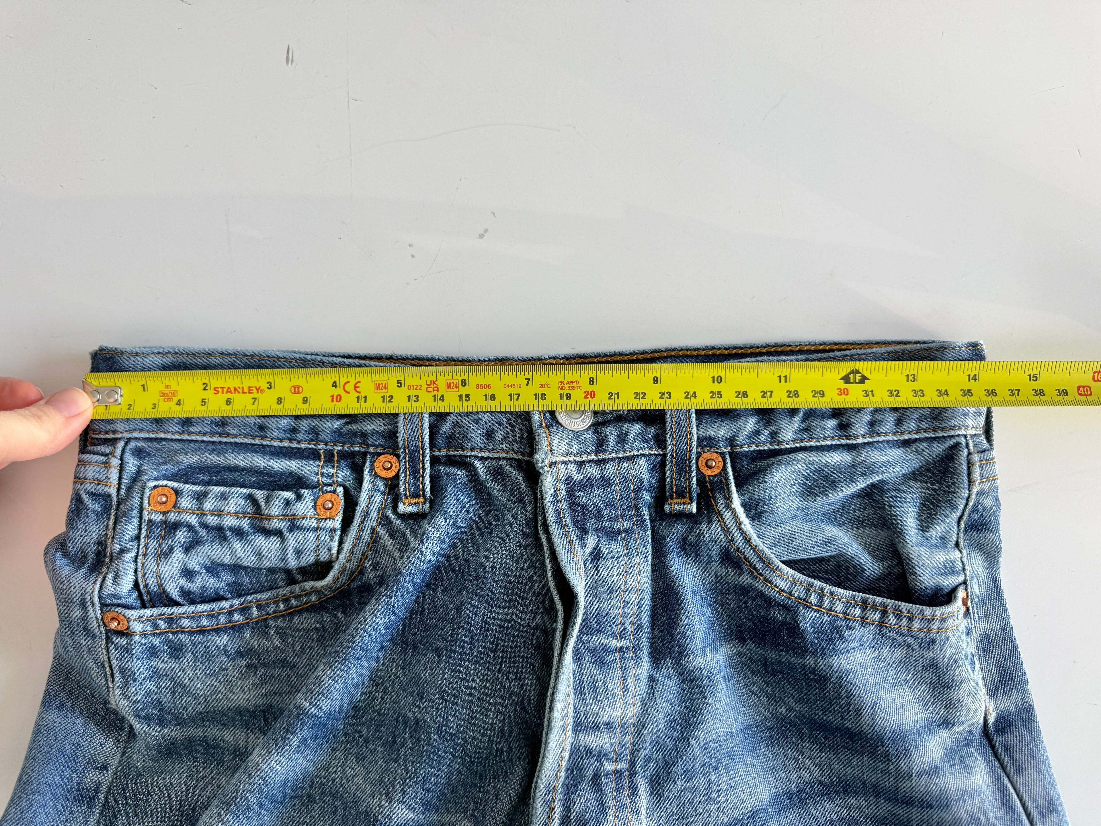 W27 L33 vintage Levis 501 27” measured medium blue denim 90s 501s