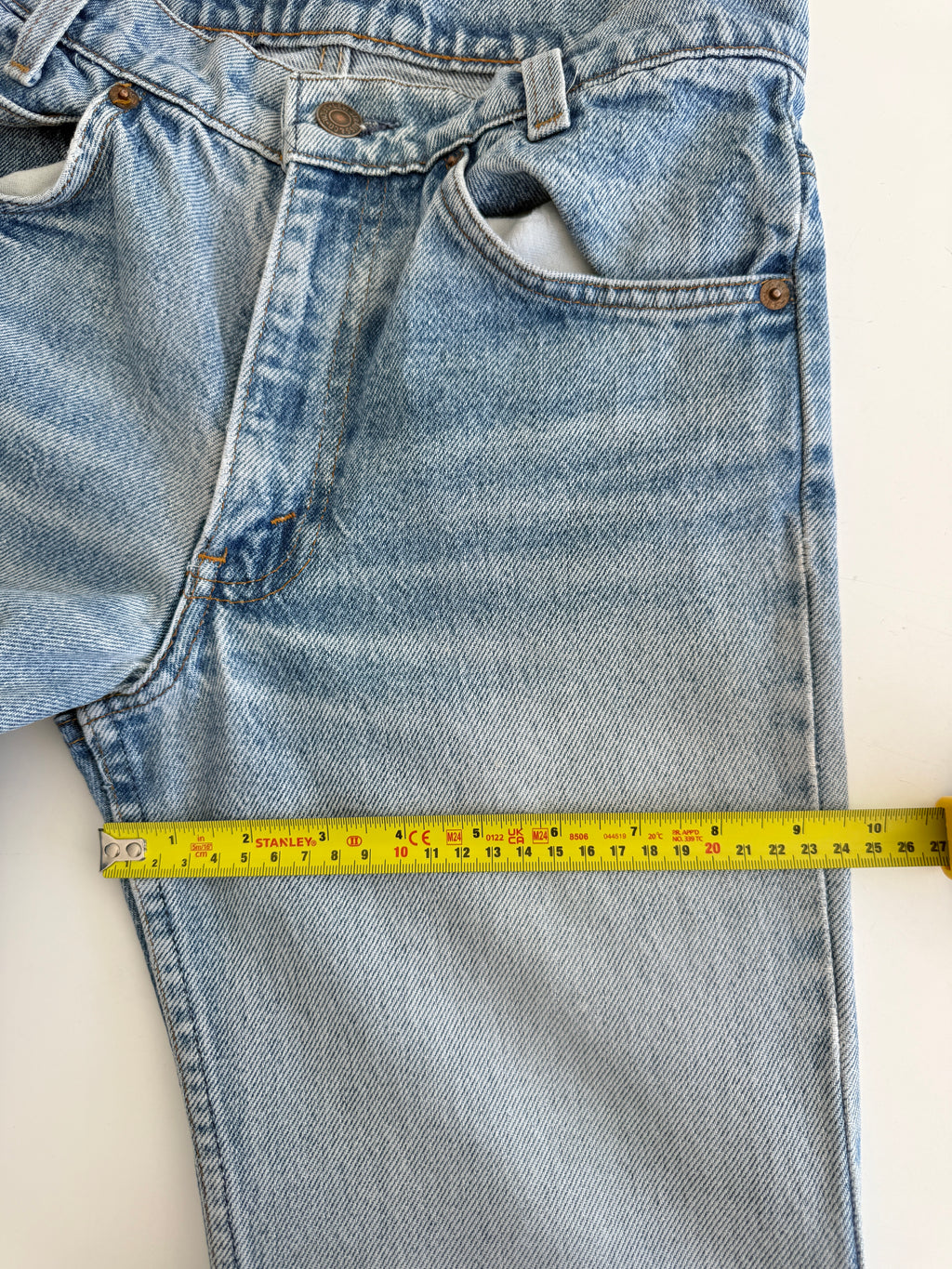 W25 L30 vintage Levis 716 25” measured waist light faded blue USA 70s 716s