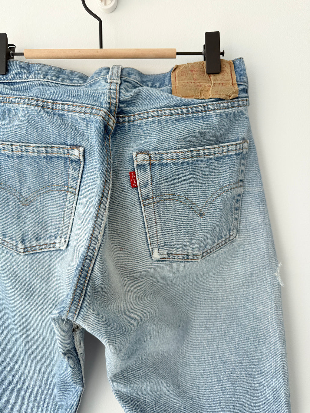 Selvedge W27 L30 vintage Levis 501 26-27”measured medium blue 80s USA 501 selvedge distressed & paint 501s
