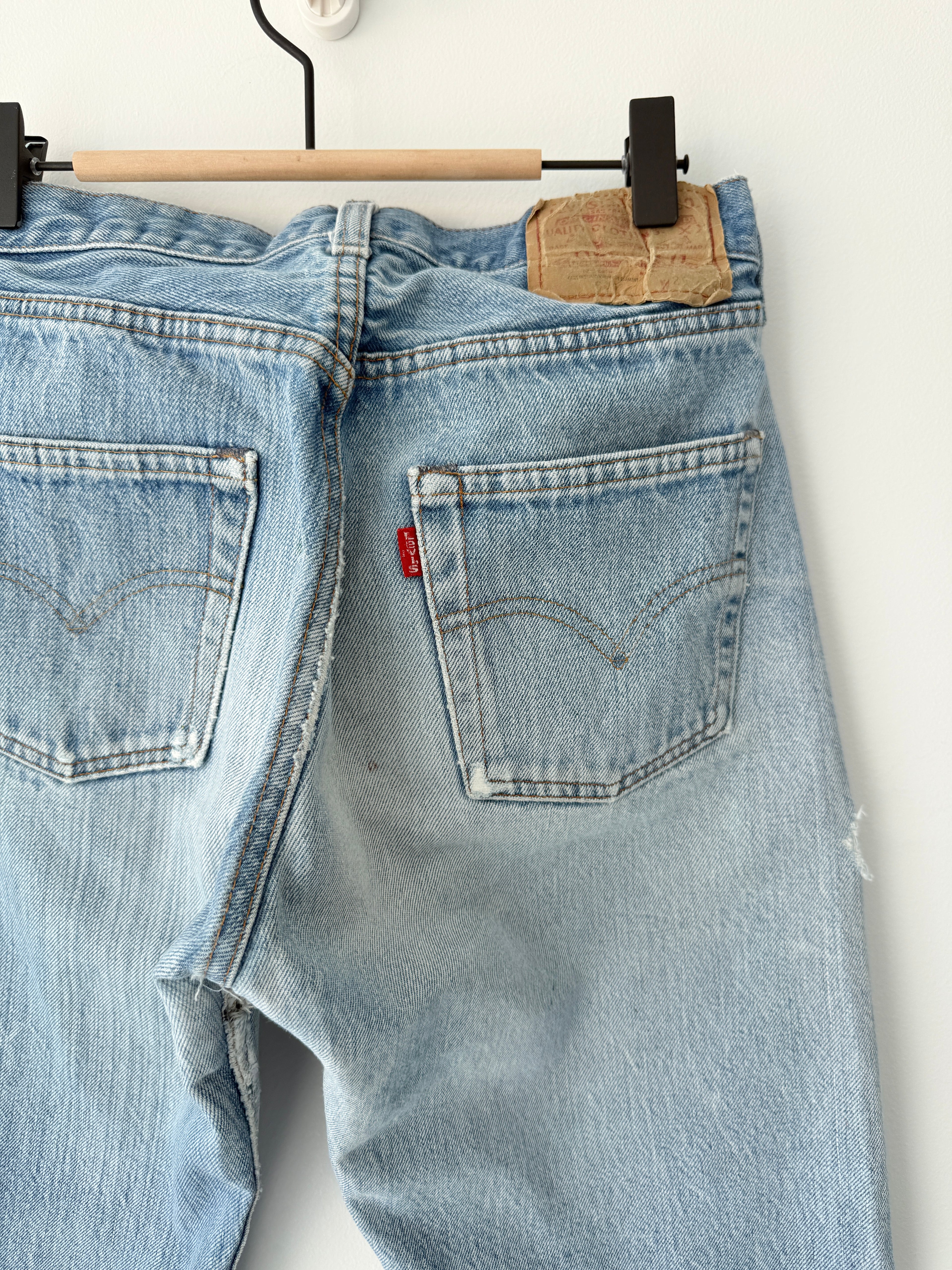 Selvedge W27 L30 vintage Levis 501 26-27”measured medium blue 80s USA 501 selvedge distressed & paint 501s