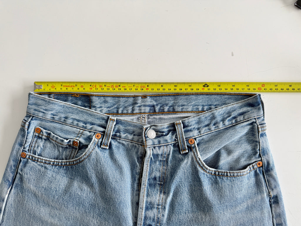 W31 L29 vintage Levis 501 31” measured unique faded blue denim 90s Levi’s 501s