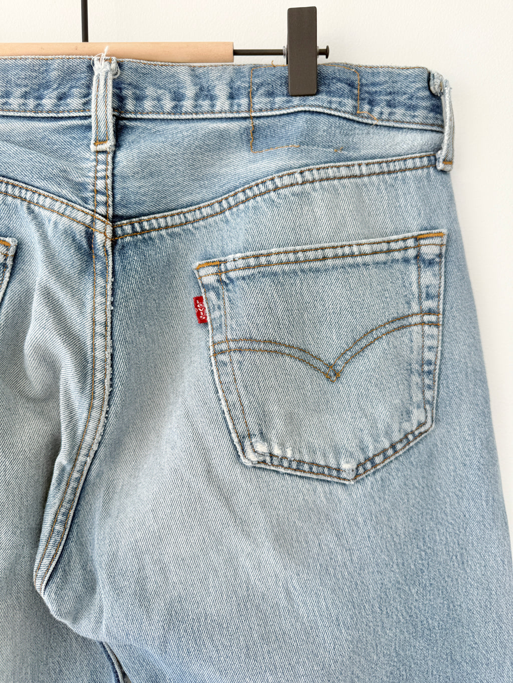 Soft W34 L30 vintage Levis 501 32-34” measured light medium blue faded denim Y2K 501s